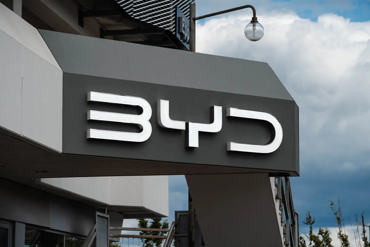 BYD Logo Anbringung an Firmengebäude