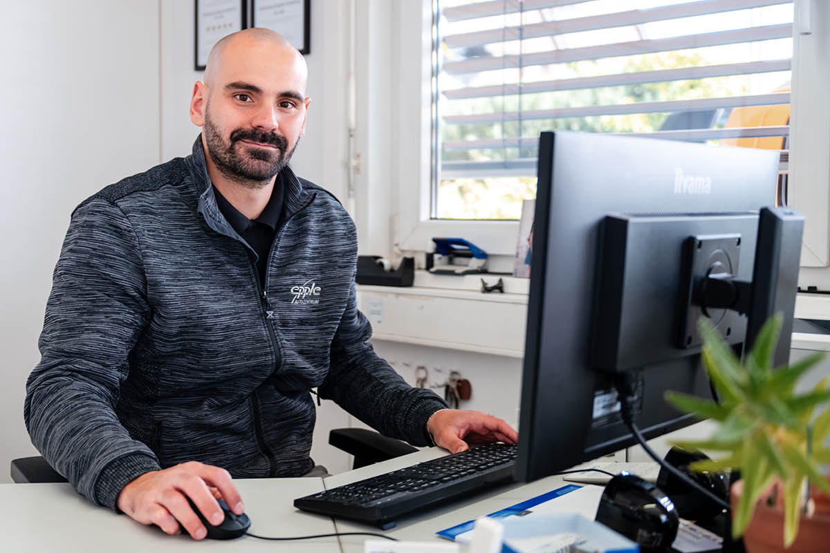 Mitarbeiter sitzt am Schreibtisch