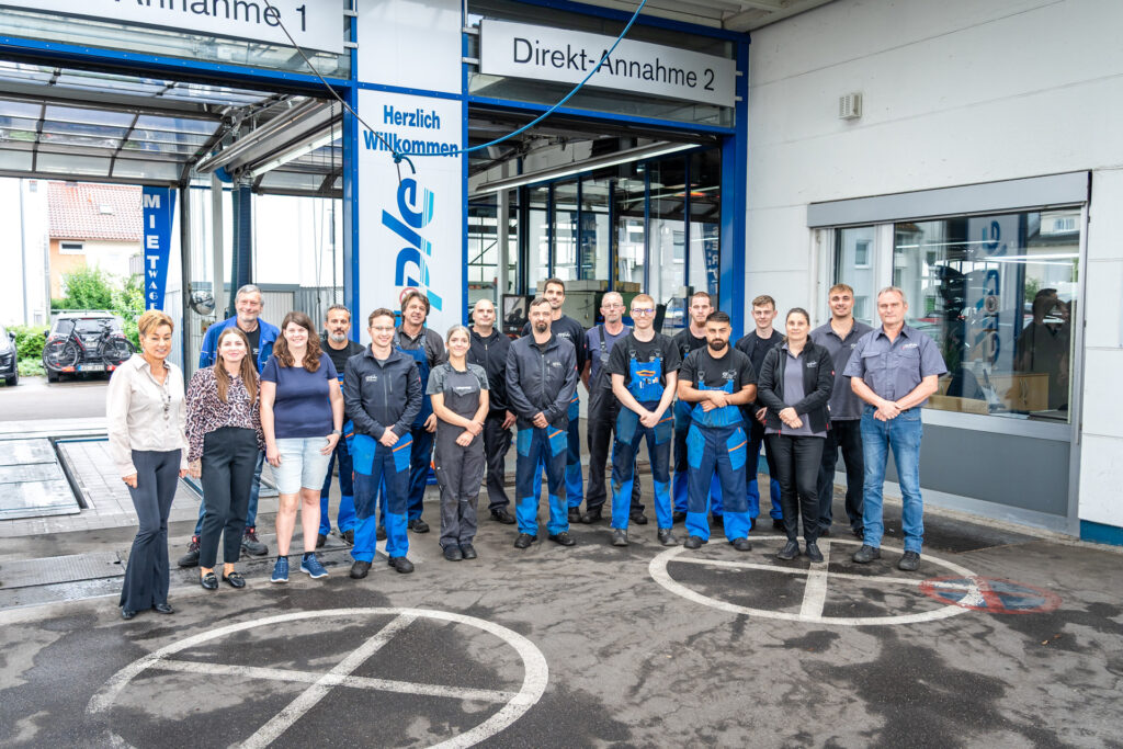 ONE03216-team-service