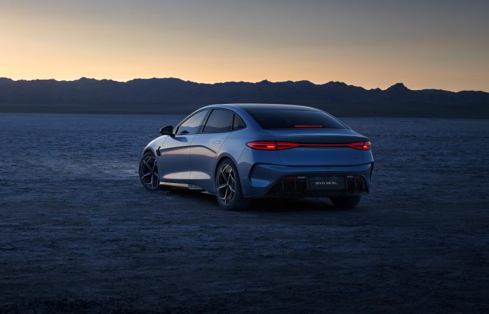 09、SEAL_LHD_Lifestyle_Outside_On Road_Left Rear 45°_download_JPG 2500px