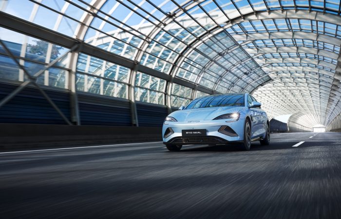 11、SEAL_LHD_Lifestyle_Outside_On Road_Left Front 30°_download_JPG 2500px