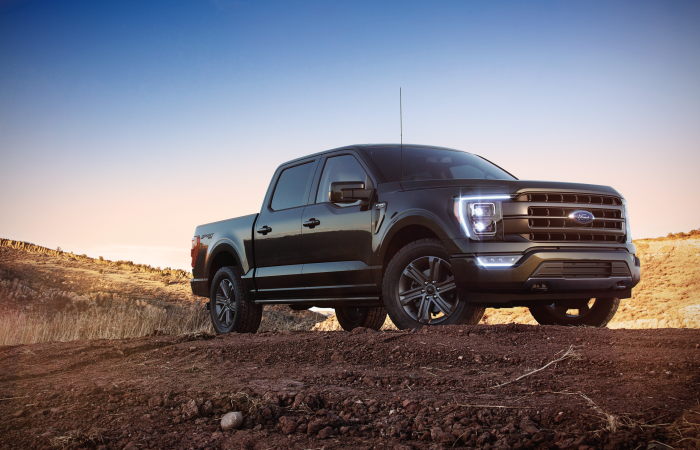 Ford Ranger unter sandigem Boden beim Sonnenuntergang