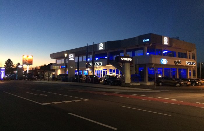 Außenansicht des Autozentrum Epple in Rutesheim bei Nacht