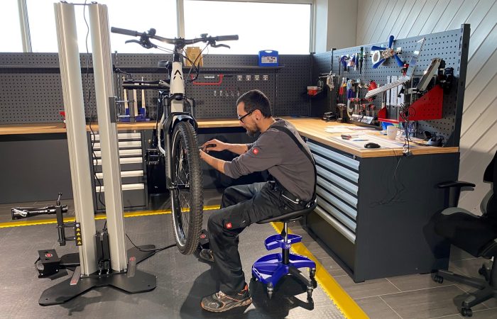 Mechaniker wartet ein E-Bike in der Fahrrad-Werkstatt mit Werkbank und Spezialwerkzeug im Autozentrum Epple in Rutesheim