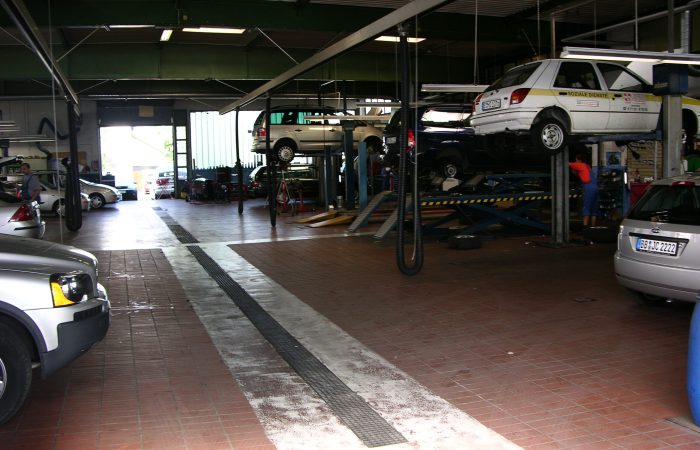 Ansicht der Werkstatt im Autozentrum Epple in Rutesheim mit mehreren Fahrzeugen auf einer Hebebühne