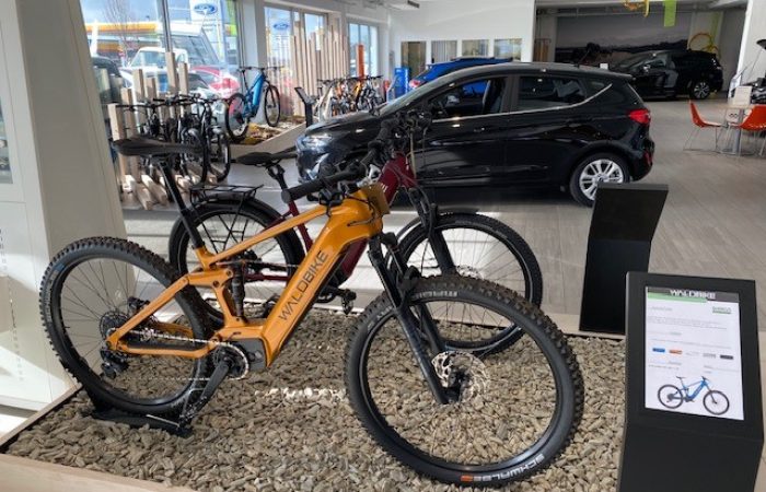 Mehrere Waldbikes im Ausstellungsraum des Autozentrum Epple in Rutesheim im Hintergrund sind Fahrzeuge zu sehen