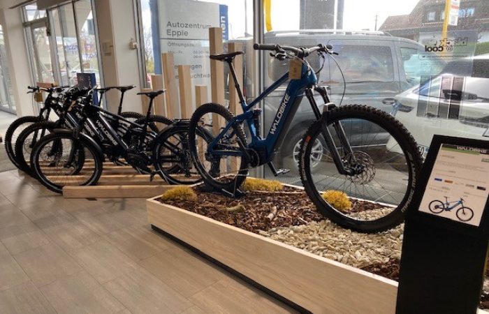 Mehrere Waldbikes im Ausstellungsraum des Autozentrum Epple in Rutesheim
